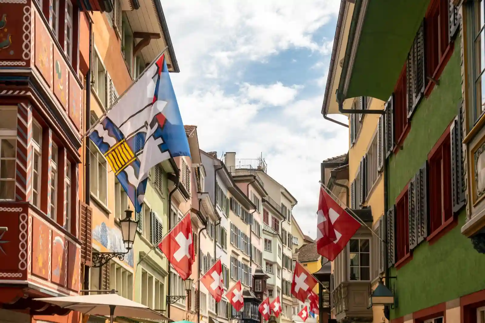 Abstract image of digital networks and growth charts, representing the platform economy.